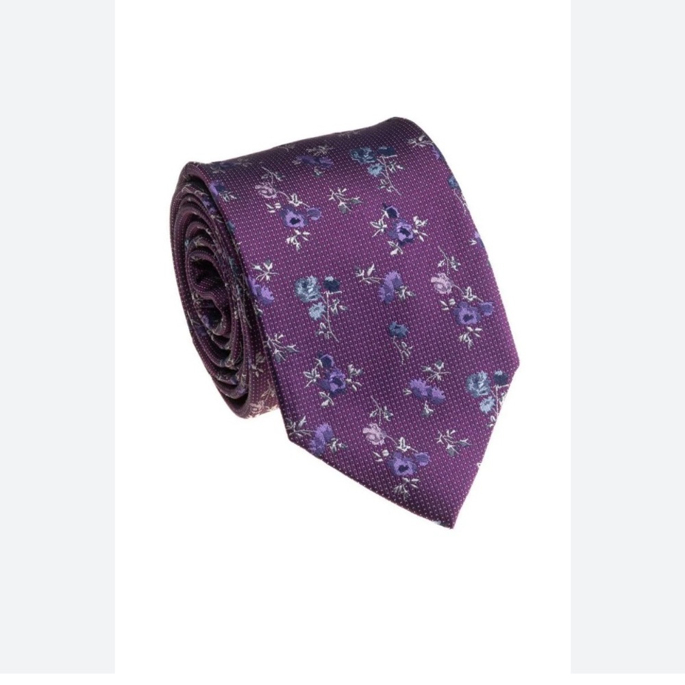 Bocara's luxurious burgundy tie